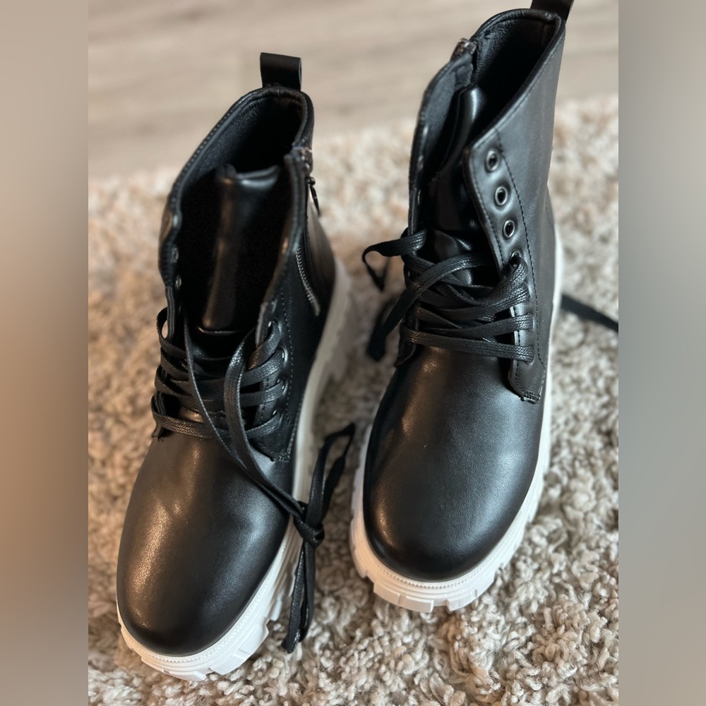 Boots - Picture 5 of 5